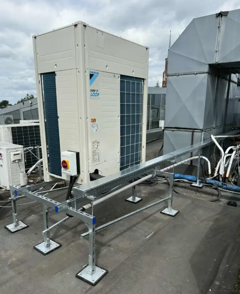 Klimatyzator Daikin na dachu